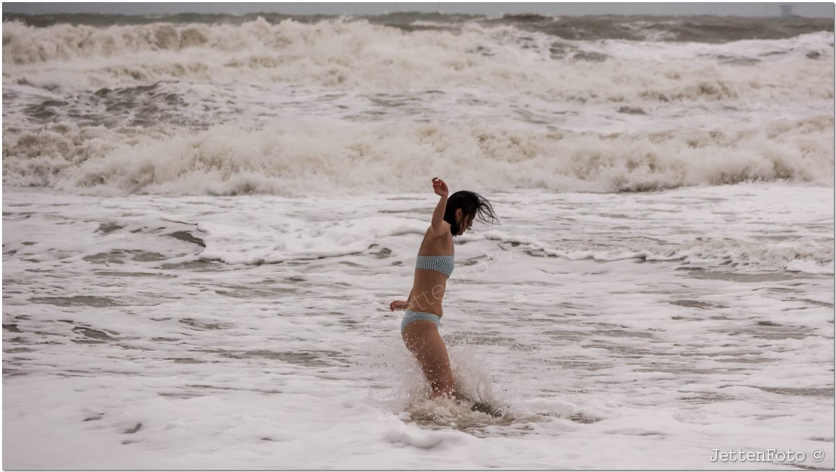 Nieuwjaarsduik 2026 Scheveningen. Foto-24.