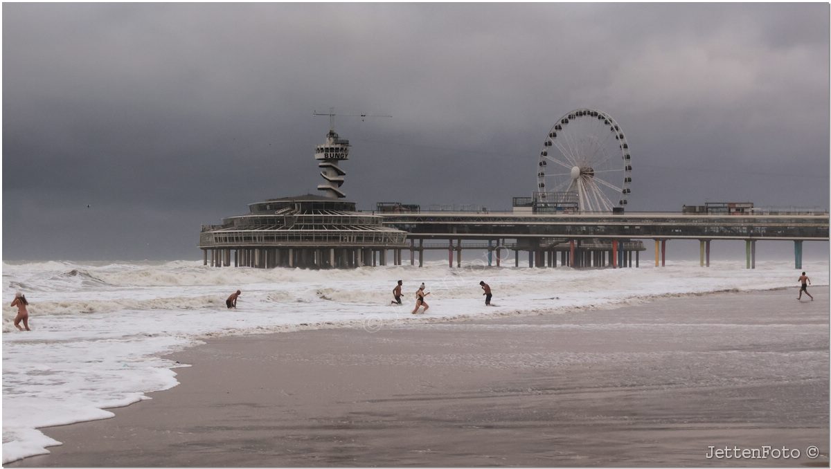 Nieuwjaarsduik 2026 Scheveningen. Foto-25.